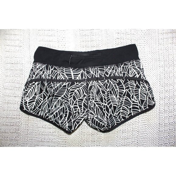 Lululemon Run Times Speed Black and White Women shorts Size 6 Leaf Print Sport - Picture 4 of 11